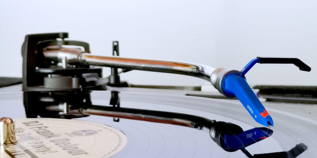 Foto de una aguja de DJ sobre un disco de acetato de vinilo. Herramienta para realizar Electronic Weekend Dance